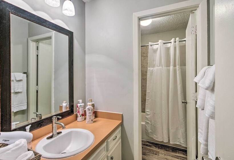 Charming Brandon Home W/ Deck, Charcoal Grill