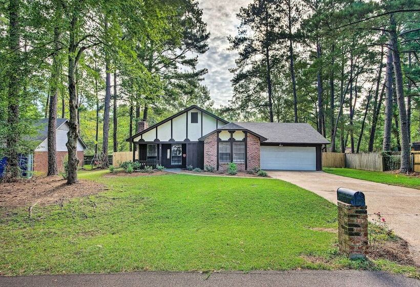 Charming Brandon Home W/ Deck, Charcoal Grill