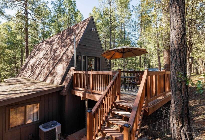 Pet Friendly Pine Cabin W/ Hot Tub & Fire Pit!