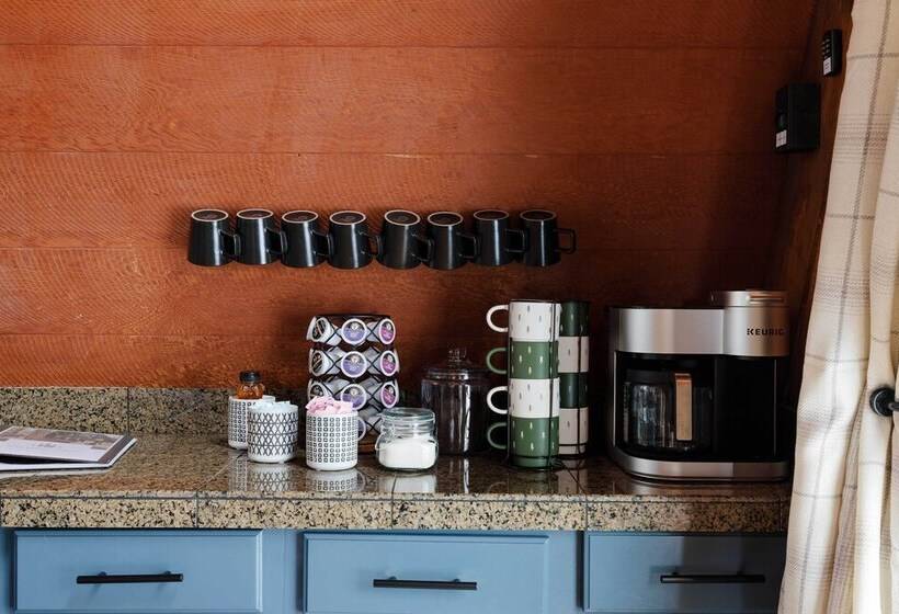 Pet Friendly Pine Cabin W/ Hot Tub & Fire Pit!