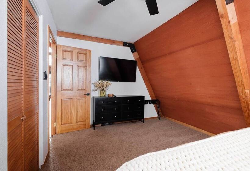 Pet Friendly Pine Cabin W/ Hot Tub & Fire Pit!