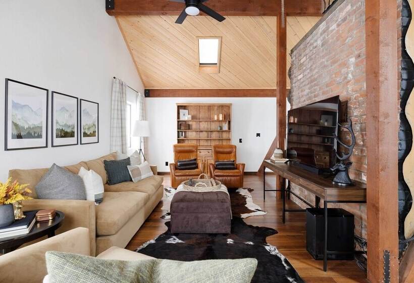 Pet Friendly Pine Cabin W/ Hot Tub & Fire Pit!