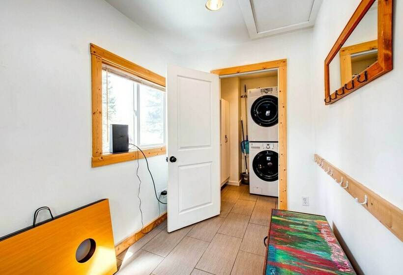 Charming Cabin W/ Hot Tub, Walk To Main St!