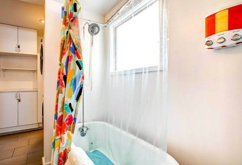 Charming Cabin W/ Hot Tub, Walk To Main St!