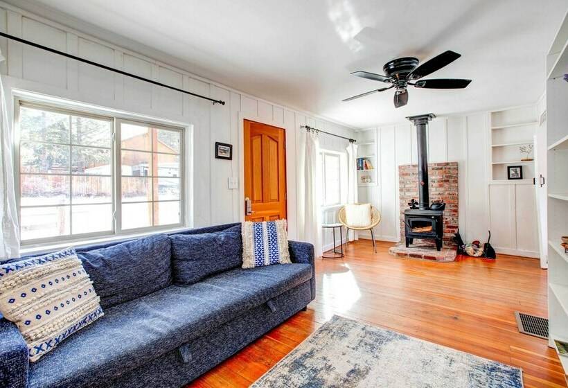 Charming Cabin W/ Hot Tub, Walk To Main St!