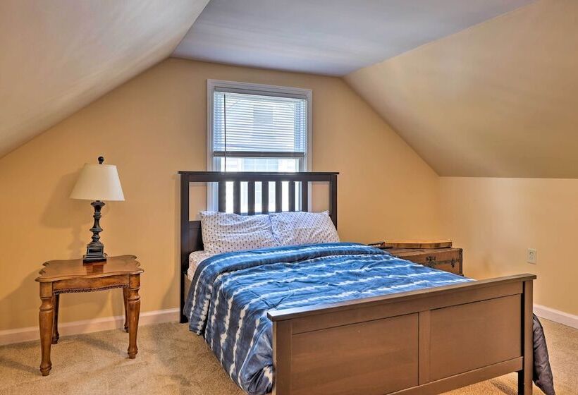 Charming Charleston Home W/ Yard & Fire Pit!