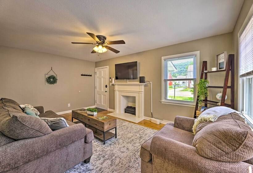 Charming Charleston Home W/ Yard & Fire Pit!