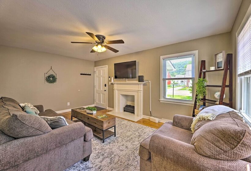 Charming Charleston Home W/ Yard & Fire Pit!