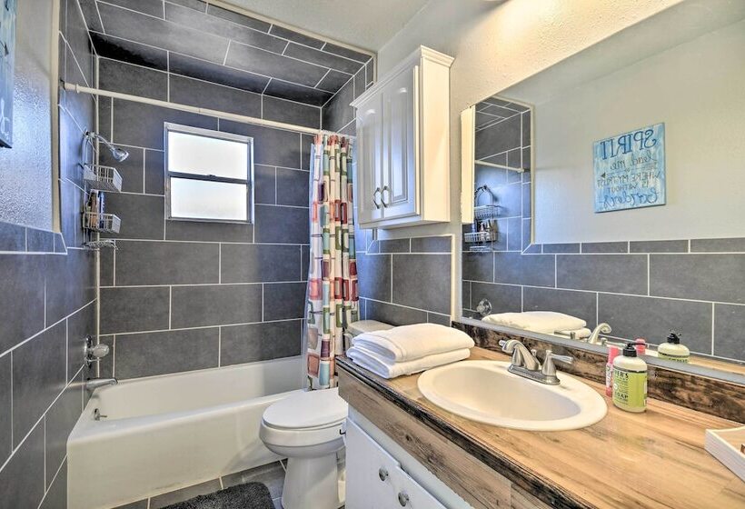 Charming Clovis Home W/ Covered Patio!