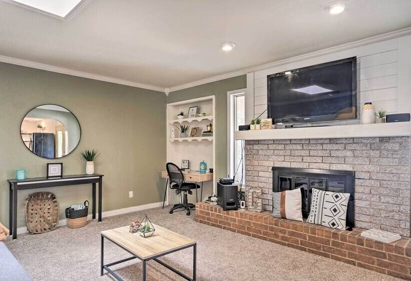 Charming Clovis Home W/ Covered Patio!