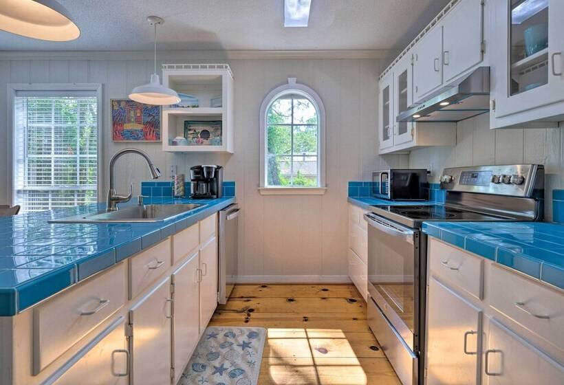 Charming Dauphin Island Home ~ 1 Mi To Beach!