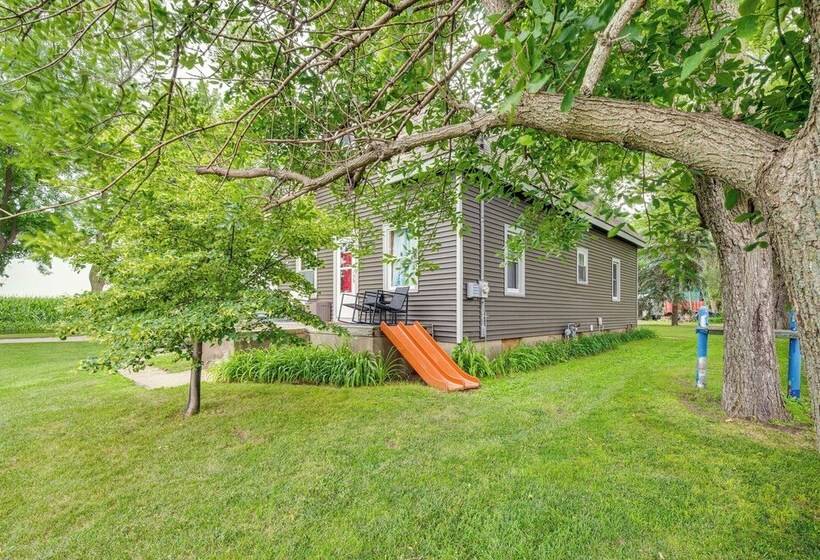 Charming Eagle Grove Farmhouse W/ Patio!