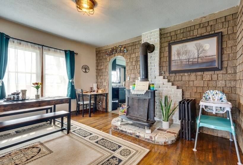 Charming Eagle Grove Farmhouse W/ Patio!