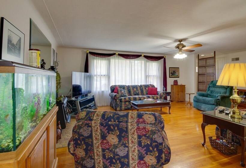 Charming Jefferson City Home: 2 Mi To Downtown!