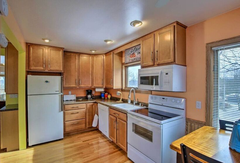 Charming Lake Ripley Cottage W/ Water View!