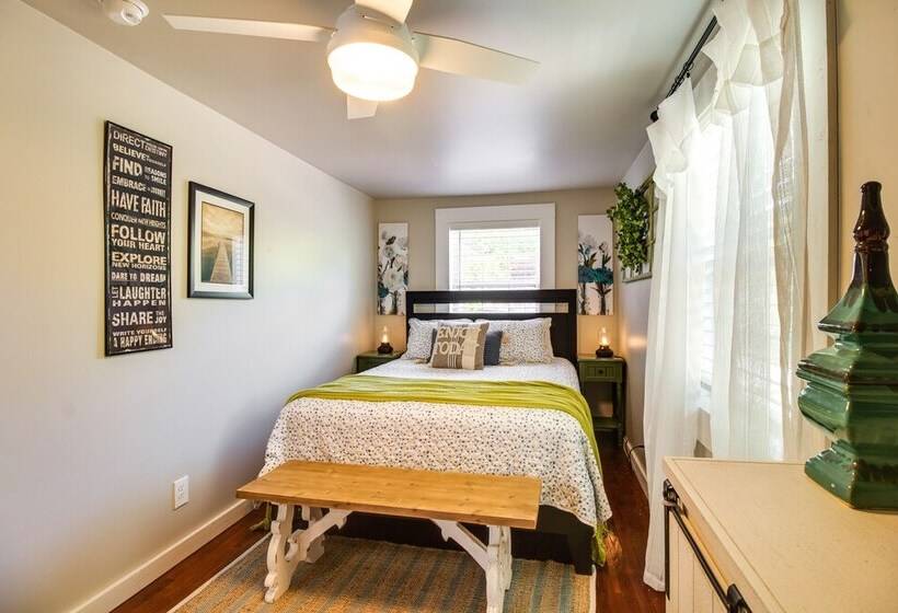 Charming Mountain Home Retreat: Walk To Marina!