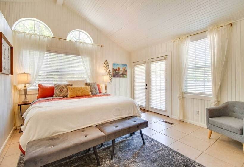 Charming Mountain Home Retreat: Walk To Marina!