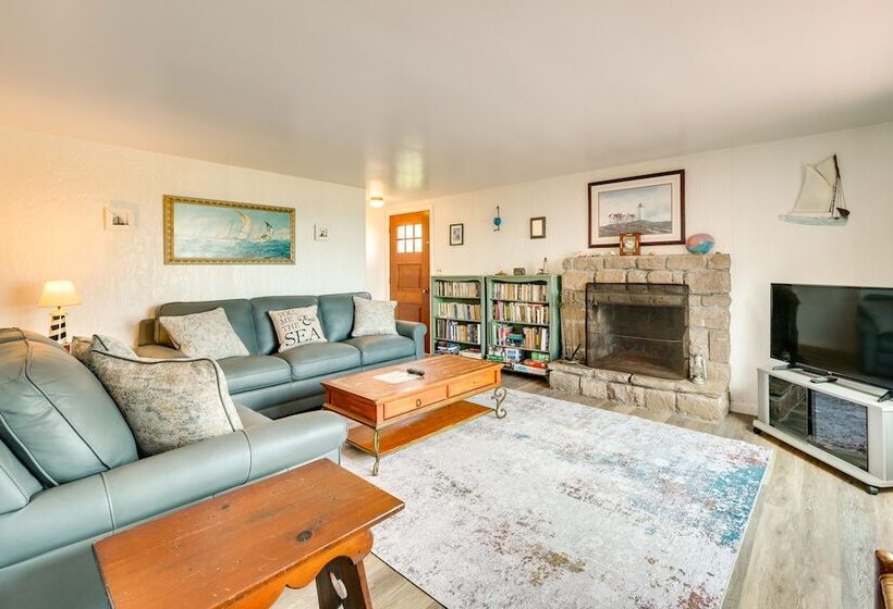 Charming Niantic Vacation Rental: Walk To Beach!