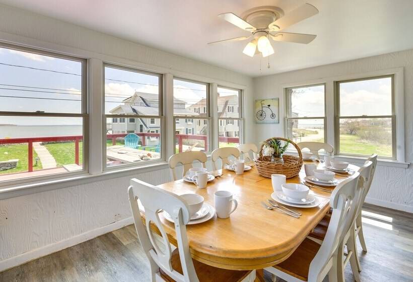 Charming Niantic Vacation Rental: Walk To Beach!