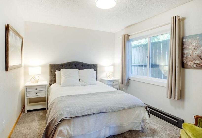 Charming Warrenton Cottage W/ Deck < 1 Mi To Beach