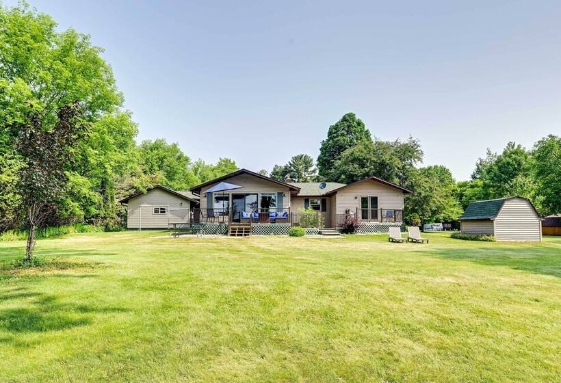 Charming Wausau Cottage: On Site Lake Access!