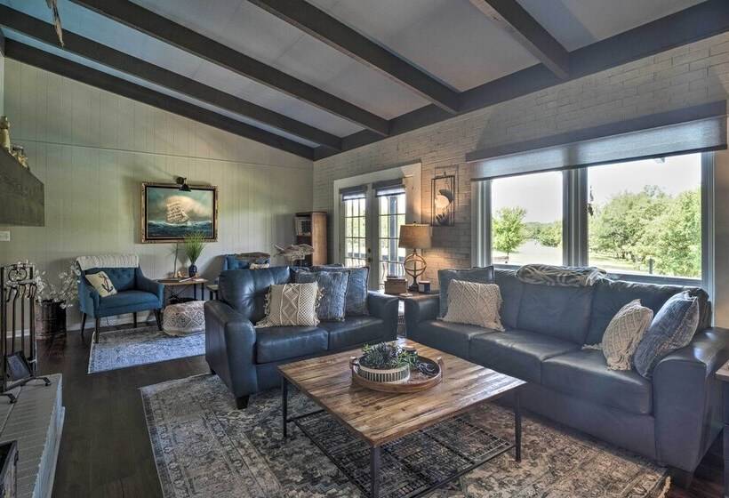 Chic Family Friendly Home With Outdoor Oasis!