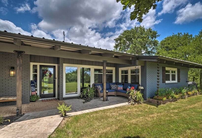 Chic Family Friendly Home With Outdoor Oasis!