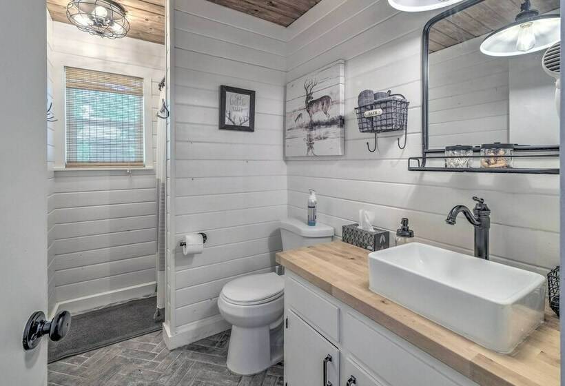 Cold Springs Escape: A/c, Hot Tub, Generator, Wifi