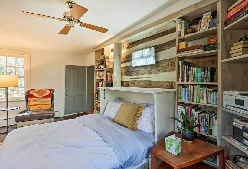 Chic Saylorsburg Escape W/ Hot Tub + Fire Pit