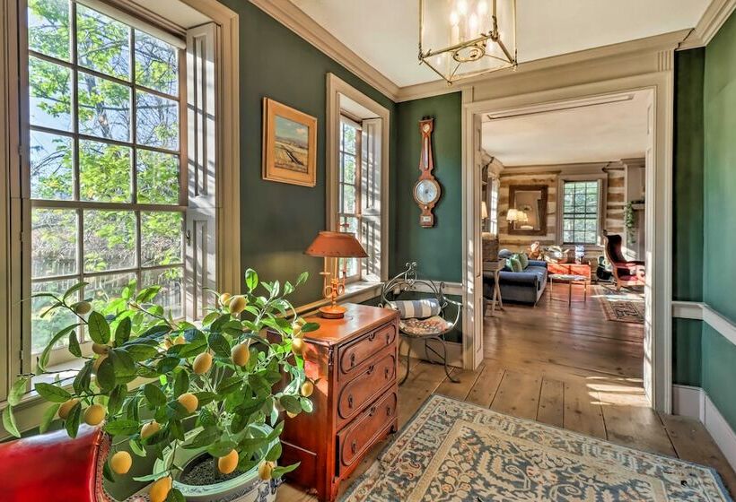 Chic Saylorsburg Escape W/ Hot Tub + Fire Pit