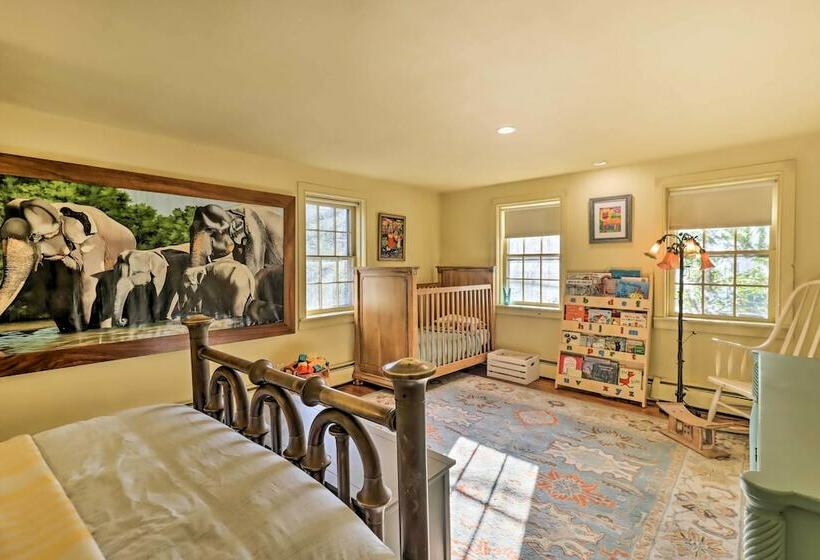 Chic Saylorsburg Escape W/ Hot Tub + Fire Pit