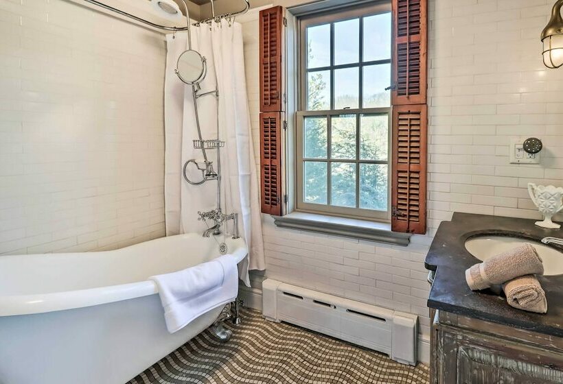 Chic Saylorsburg Escape W/ Hot Tub + Fire Pit