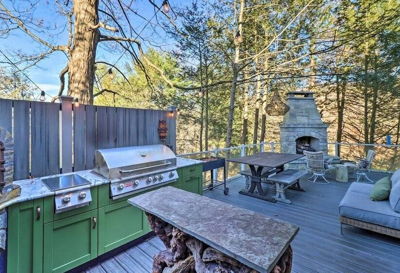 Chic Saylorsburg Escape W/ Hot Tub + Fire Pit
