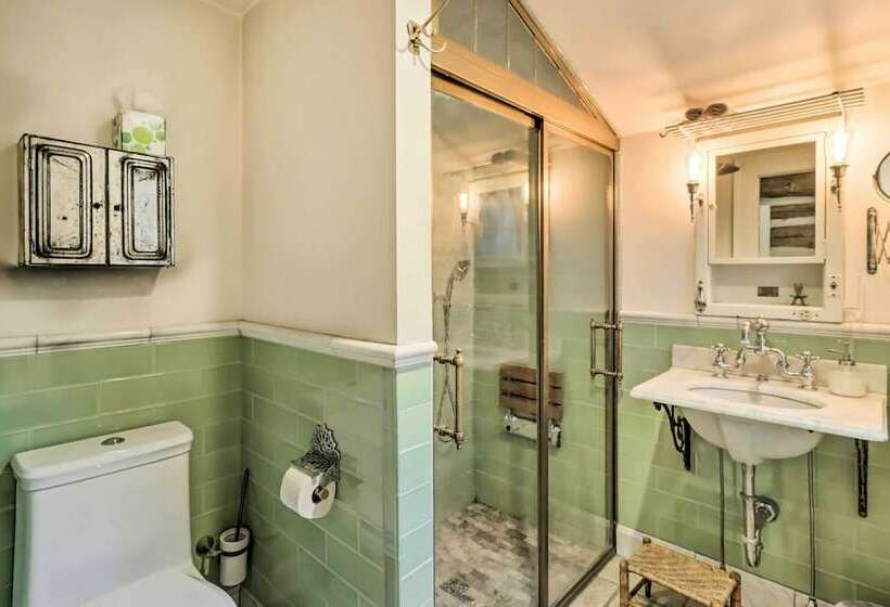 Chic Saylorsburg Escape W/ Hot Tub + Fire Pit