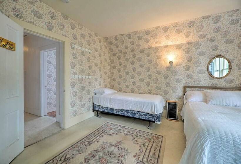 Coastal Grand Walk To Lake Michigan & Dtwn!