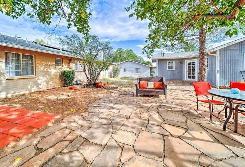 Pet Friendly Cottonwood Home W/ Mountain View!