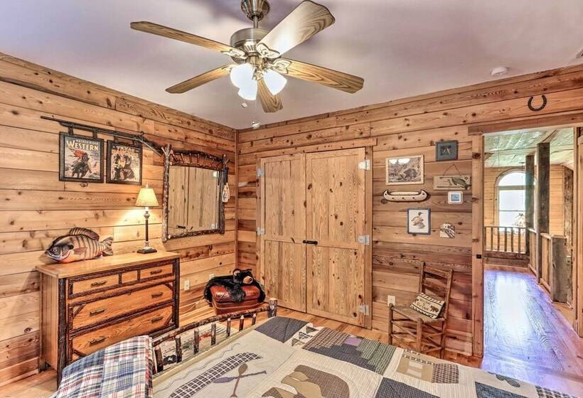 Cozy Brasstown Cabin: Deck, Grill + Kayaks!