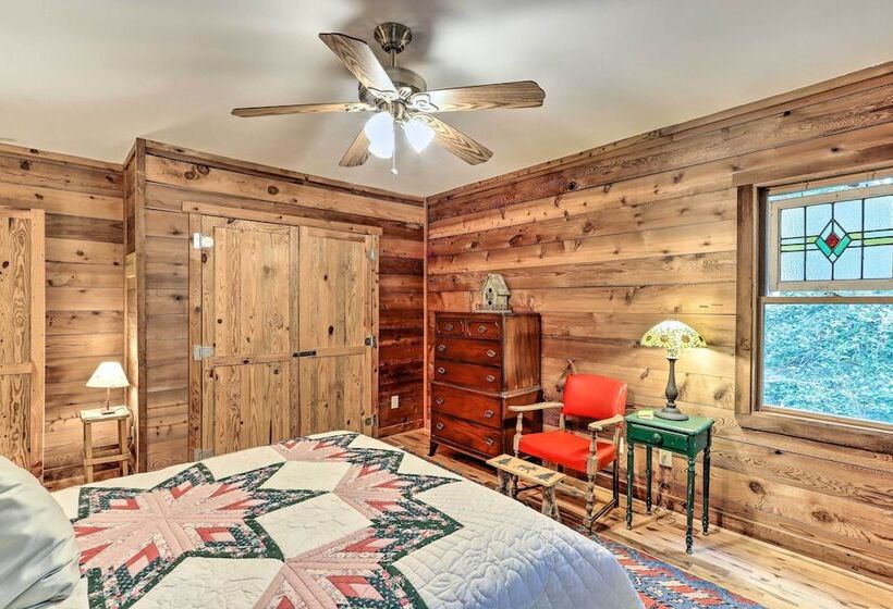 Cozy Brasstown Cabin: Deck, Grill + Kayaks!