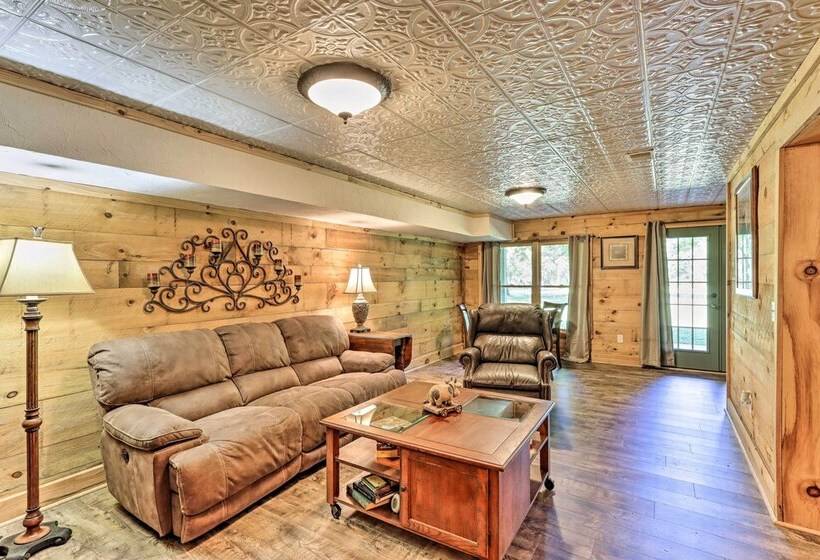 Cozy Brasstown Cabin: Deck, Grill + Kayaks!