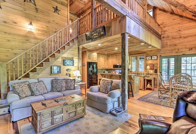 Cozy Brasstown Cabin: Deck, Grill + Kayaks!