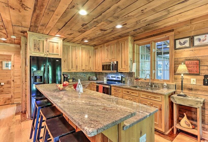 Cozy Brasstown Cabin: Deck, Grill + Kayaks!
