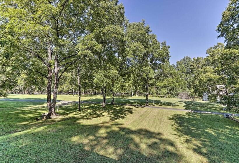 Cozy Brasstown Cabin: Deck, Grill + Kayaks!