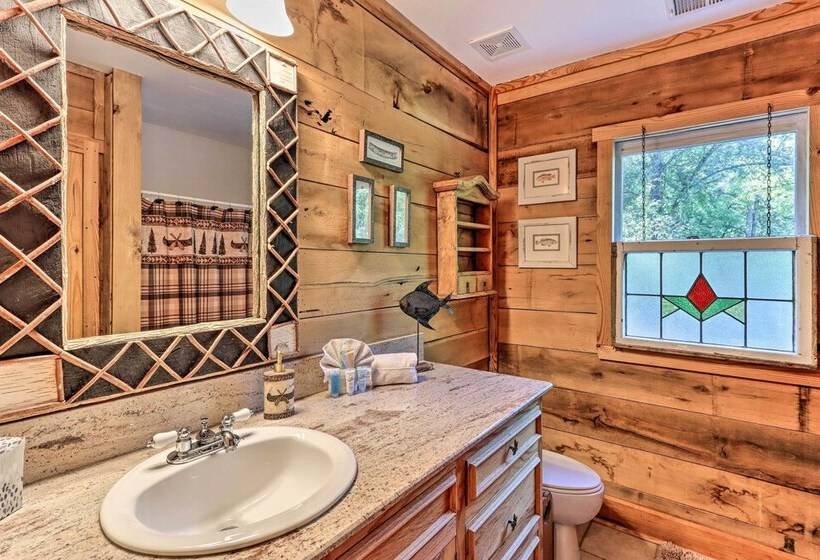 Cozy Brasstown Cabin: Deck, Grill + Kayaks!