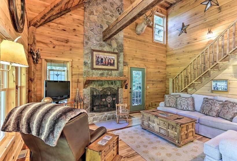 Cozy Brasstown Cabin: Deck, Grill + Kayaks!