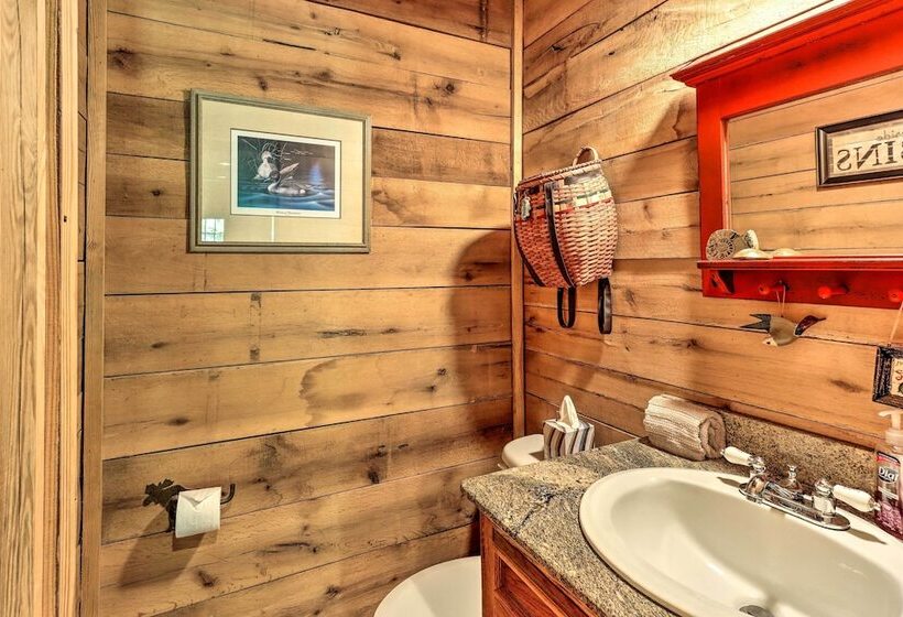 Cozy Brasstown Cabin: Deck, Grill + Kayaks!