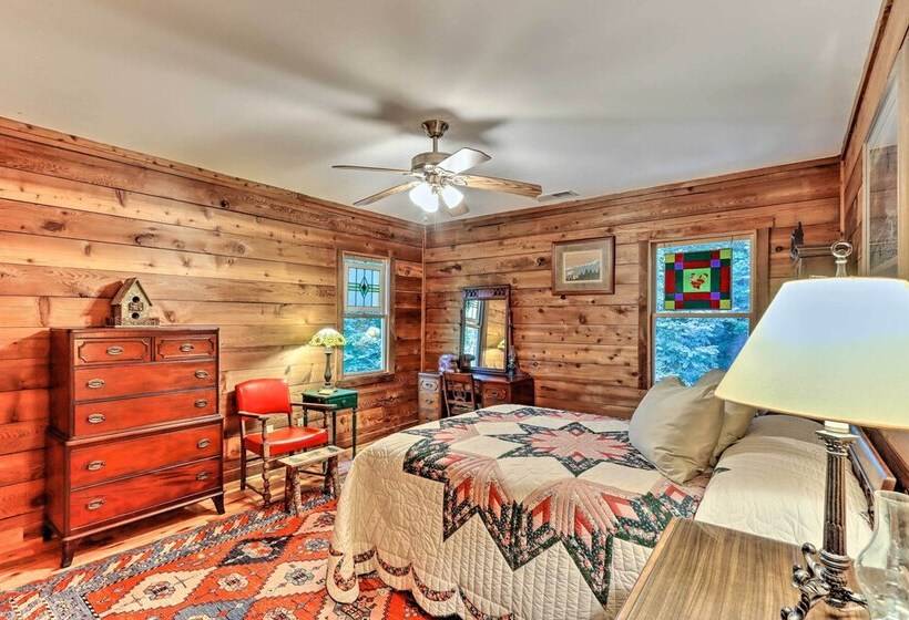 Cozy Brasstown Cabin: Deck, Grill + Kayaks!