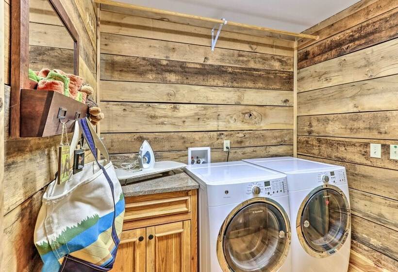 Cozy Brasstown Cabin: Deck, Grill + Kayaks!