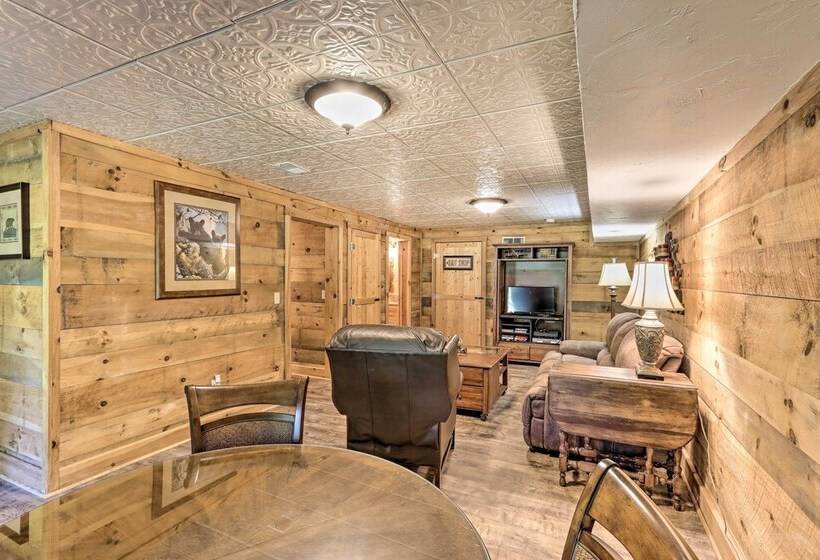 Cozy Brasstown Cabin: Deck, Grill + Kayaks!