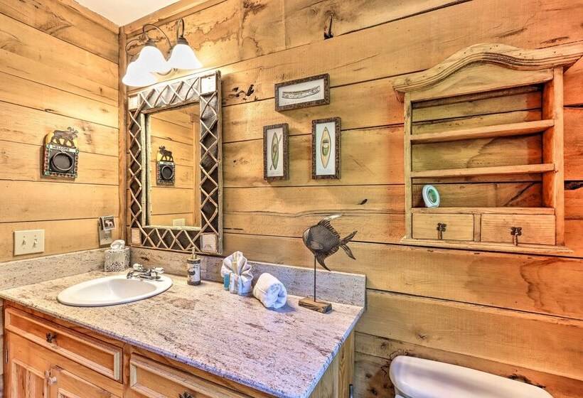 Cozy Brasstown Cabin: Deck, Grill + Kayaks!