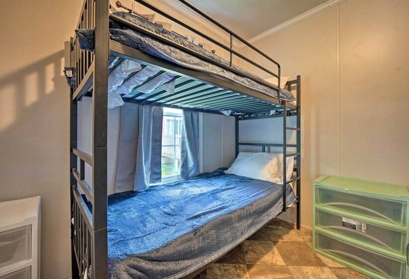 Cozy Cabin: Community Pool & Lakefront Beach!